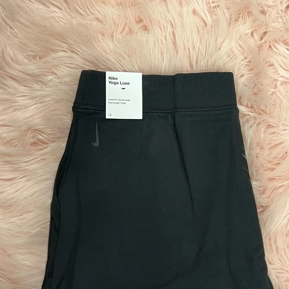 Nike Yoga Luxe Cropped Pants - Picture 10 of 10